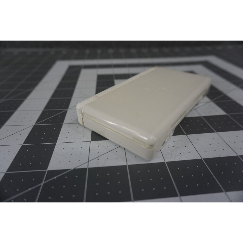 Nintendo DS Lite Handheld Console - Polar White With Stylus And Charger - Picture 3 of 10